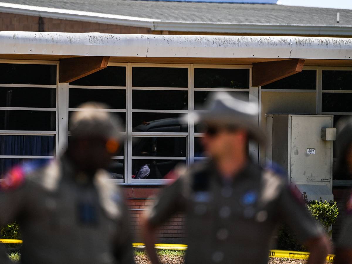 Die Polizei war bereits früh an der Grundschule in Uvalde eingetroffen.
