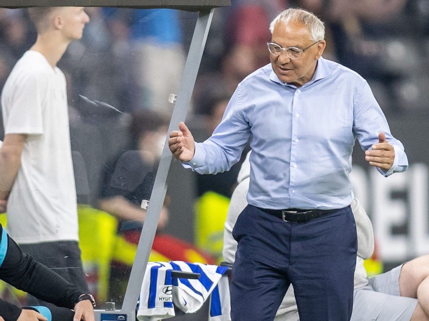 Felix Magath steht neben der Trainerbank von Hertha BSC
