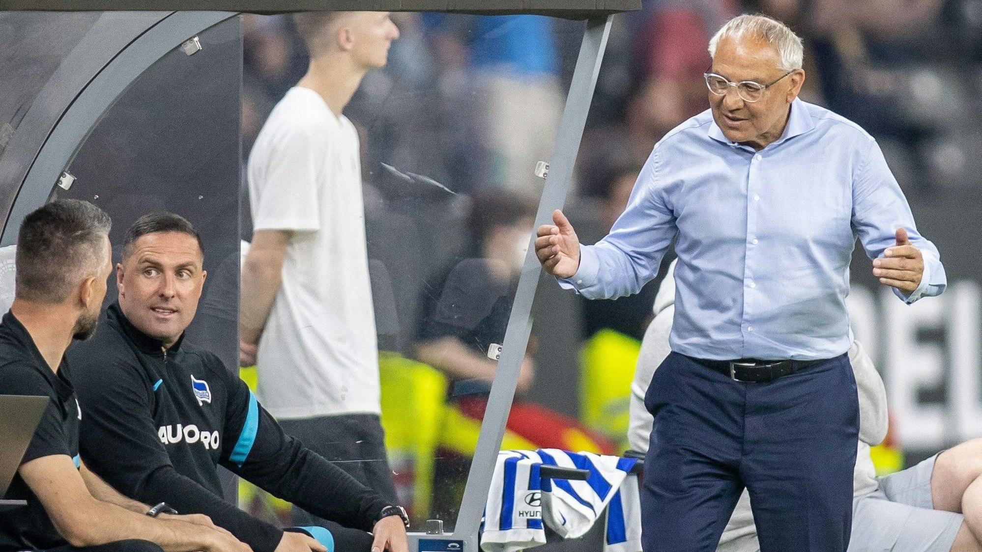 Felix Magath steht neben der Trainerbank von Hertha BSC