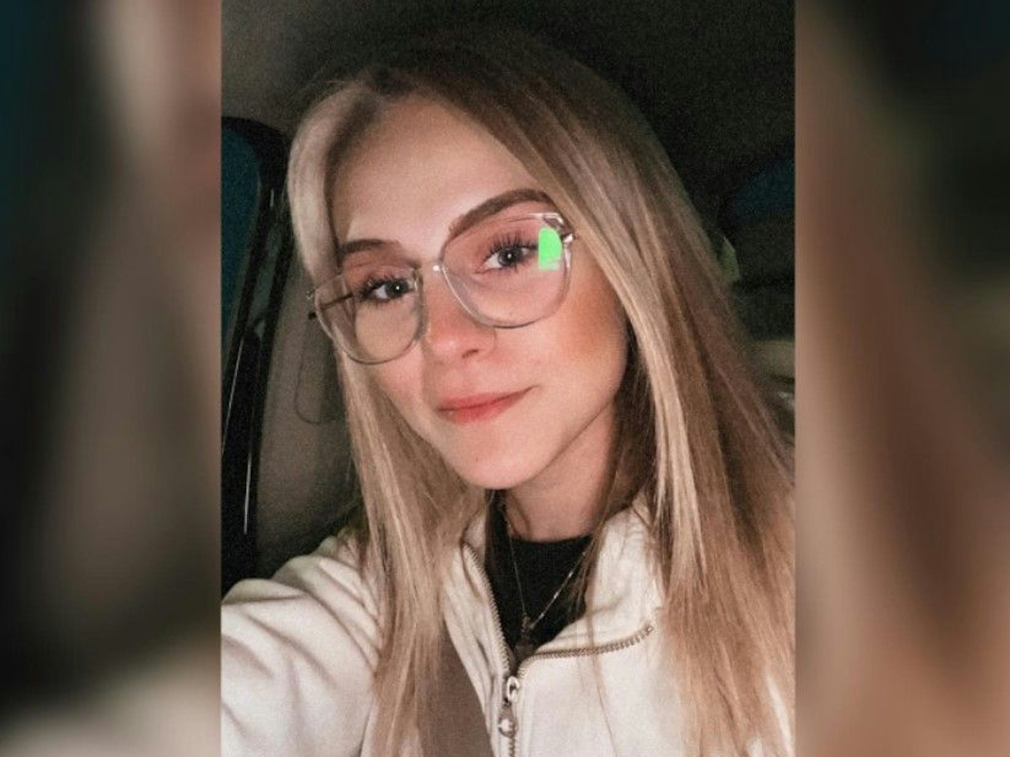 Estefania Wollny posiert im Auto für ein Selfie.