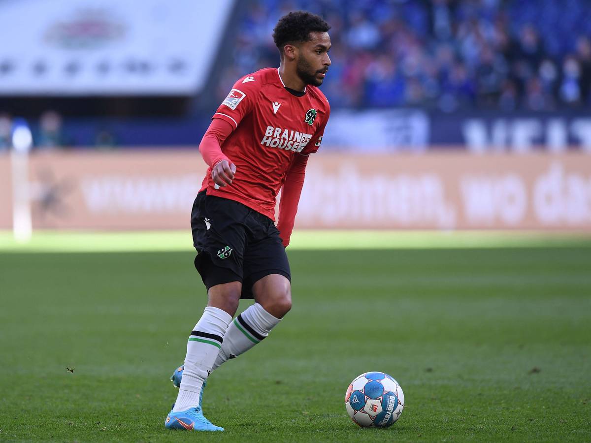 Linton Maina dribbelt mit dem Ball.