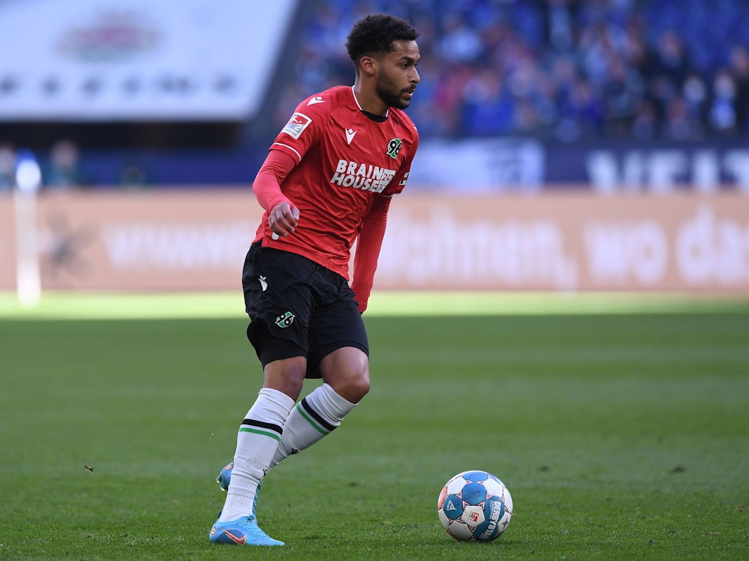 Linton Maina dribbelt mit dem Ball.