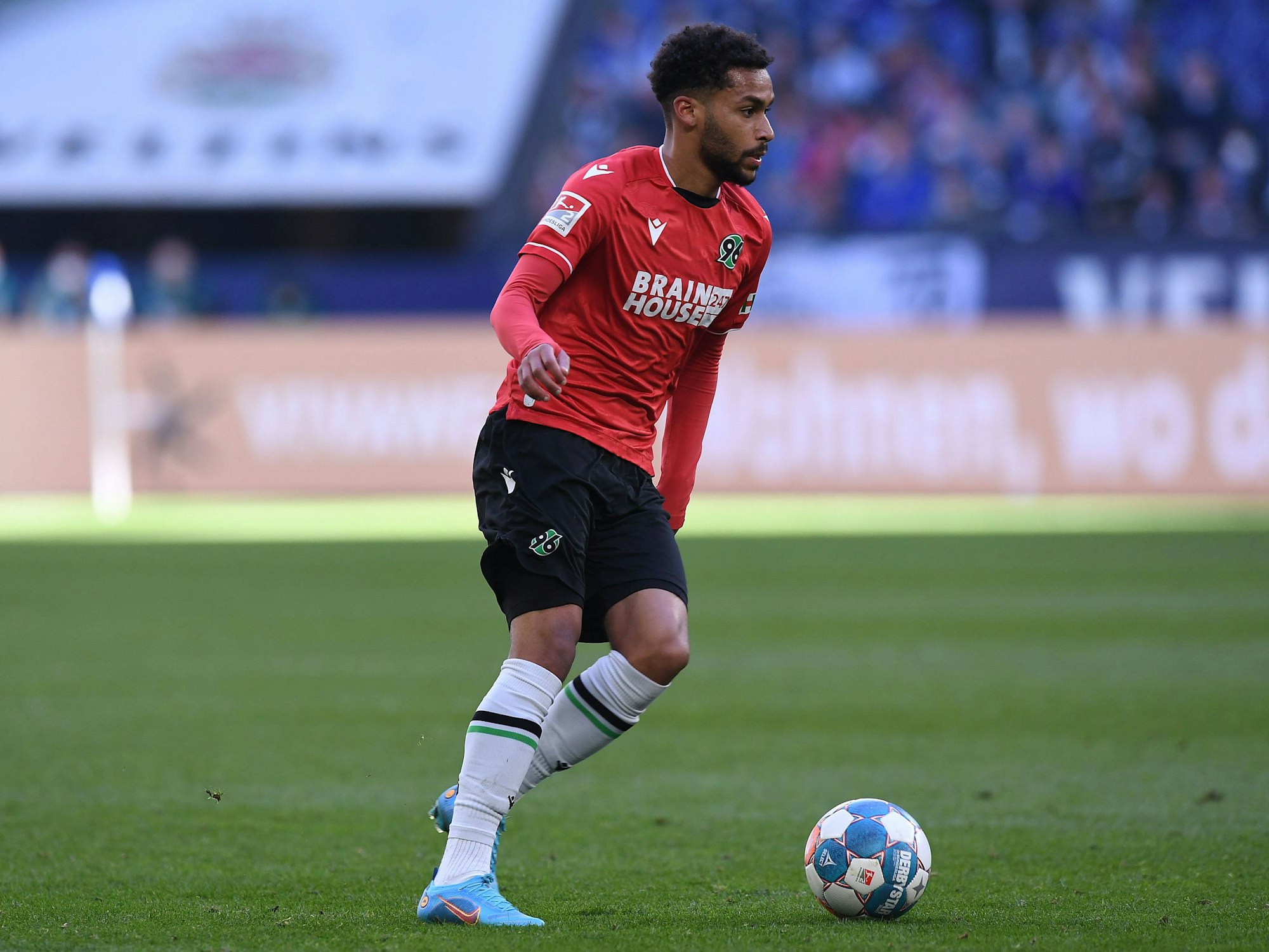 Linton Maina dribbelt mit dem Ball.