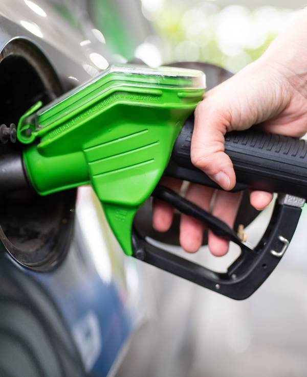 Das Symbolfoto aus dem Jahr 2020 zeigt ein Auto, das per Zapfhahn betankt wird.