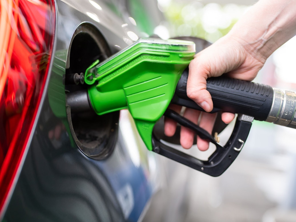 Tanken könnte trotz des Tankrabatts im Juni noch einmal teurer werden. Unser Foto zeigt eine Zapfpistole an einem Auto.
