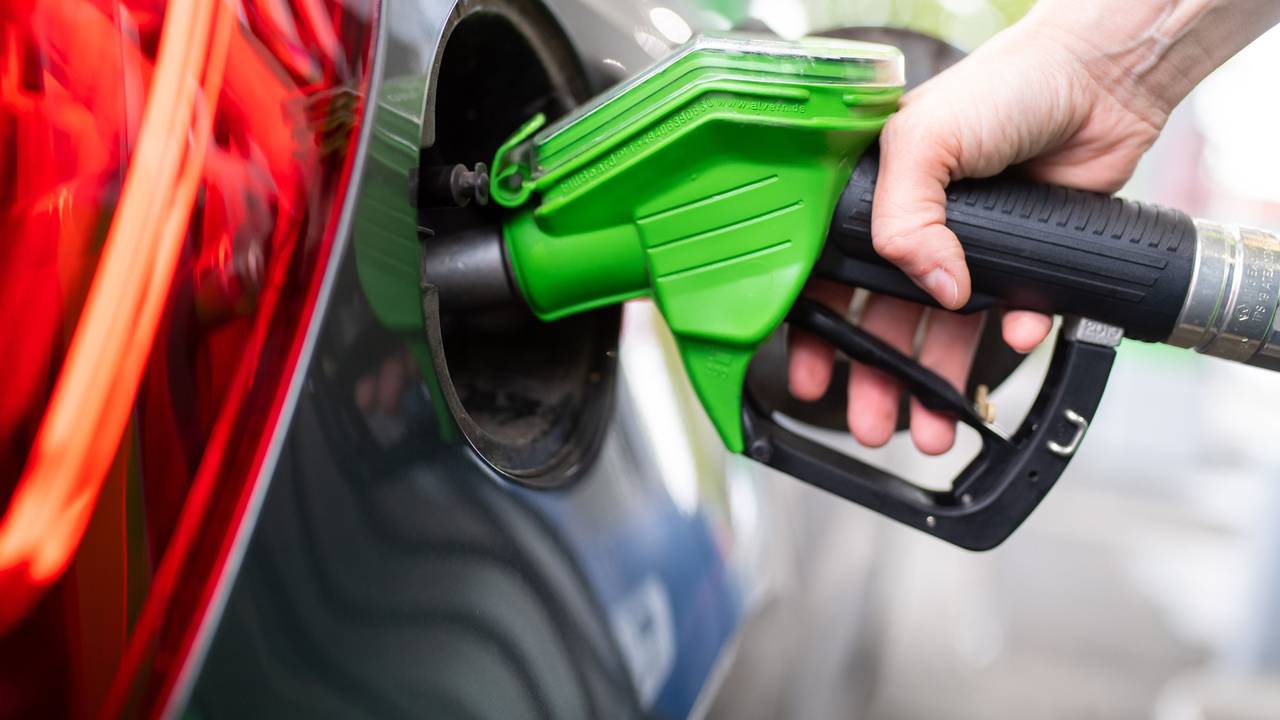 Das Symbolfoto aus dem Jahr 2020 zeigt ein Auto, das per Zapfhahn betankt wird.
