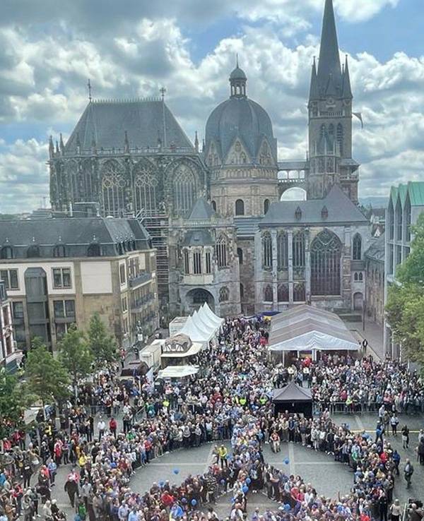 Fall in Aachen: In NRW ist am 26. Mai 2022 ein weiterer Fall von Affenpocken bekannt geworden. Unser Foto wurde im Mai 2022 geschossen und zeigt die Innenstadt von Aachen bei einer Friedenskundgebung.