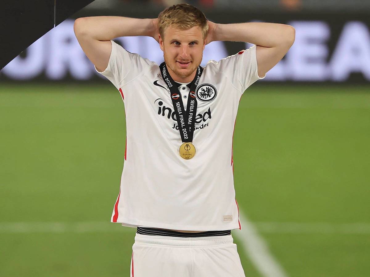 Martin Hinteregger mit der Medaille nach dem Gewinn der Europa League mit Eintracht Frankfurt um den Hals
