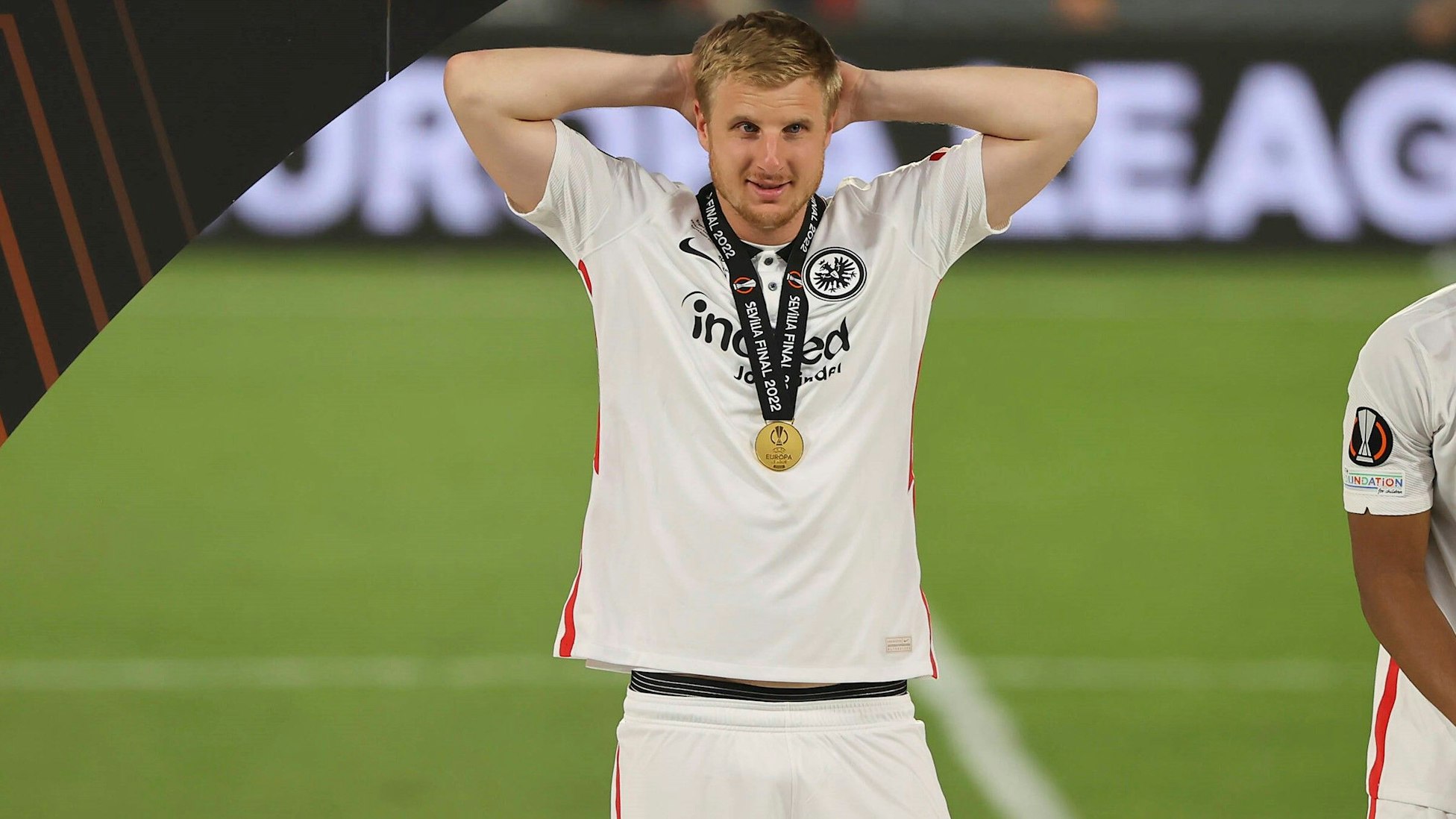 Martin Hinteregger mit der Medaille nach dem Gewinn der Europa League mit Eintracht Frankfurt um den Hals