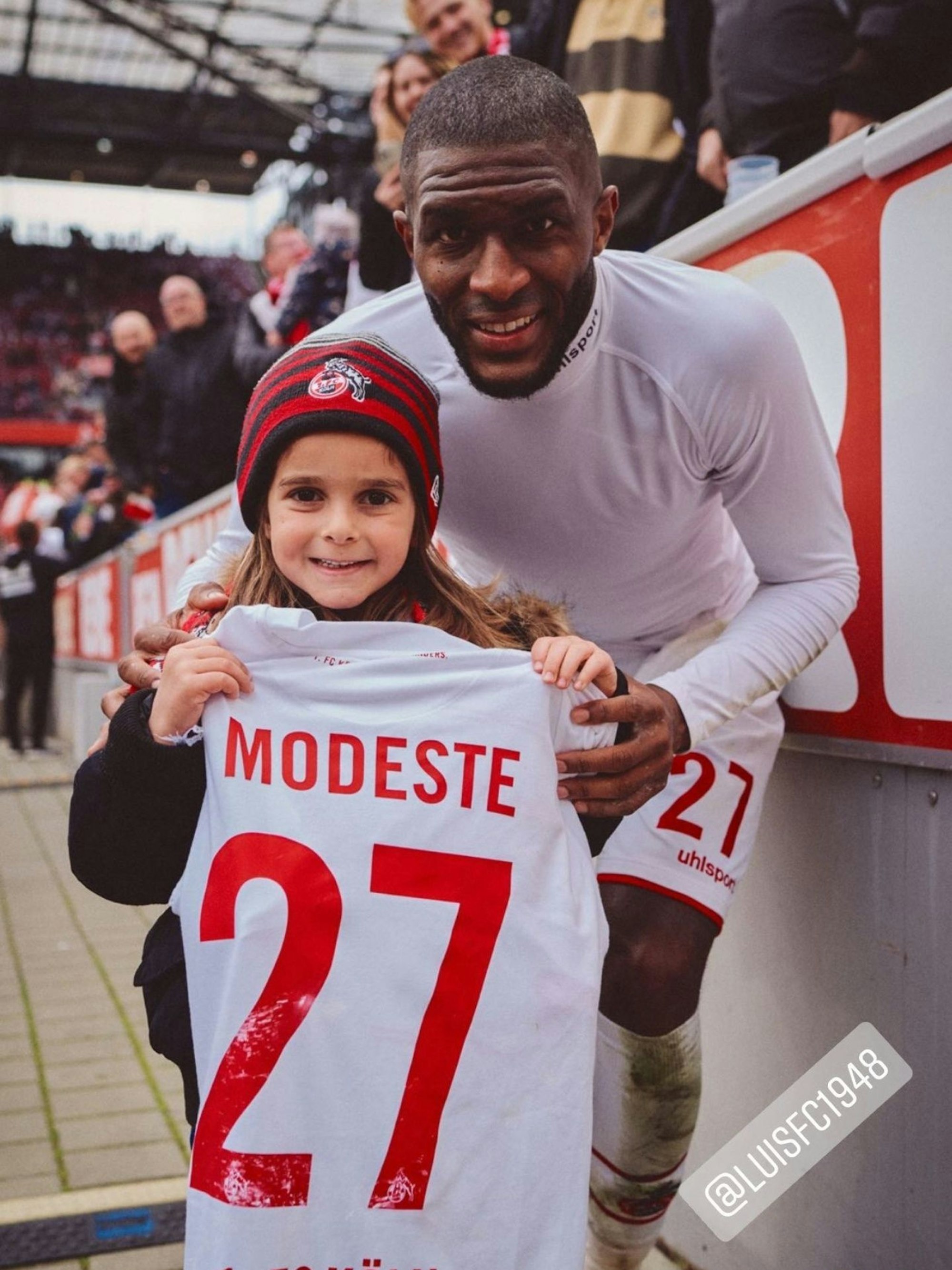 Luis hat nach dem 3:2 Heimsieg gegen Mainz (9. April 2022) das Trikot von Anthony Modeste bekommen.