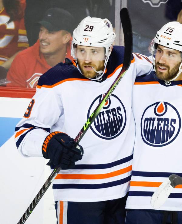 Leon Draisaitl (links) und Evan Bouchard jubeln.