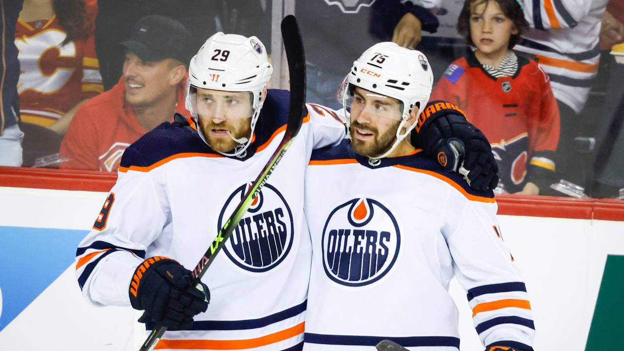 Leon Draisaitl (links) und Evan Bouchard jubeln.
