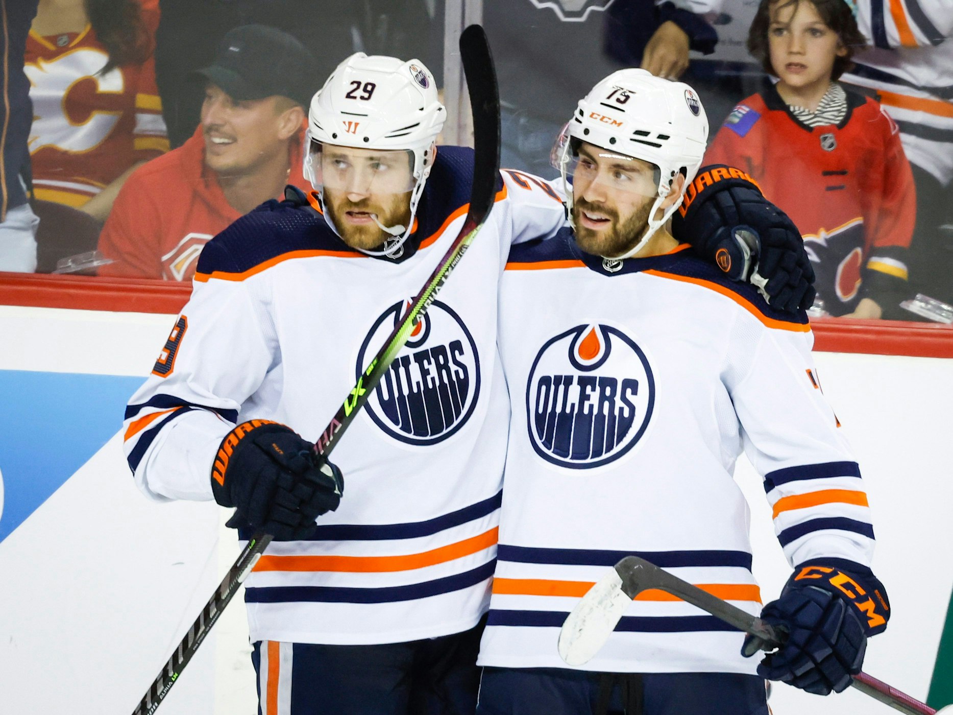 Leon Draisaitl (links) und Evan Bouchard jubeln.