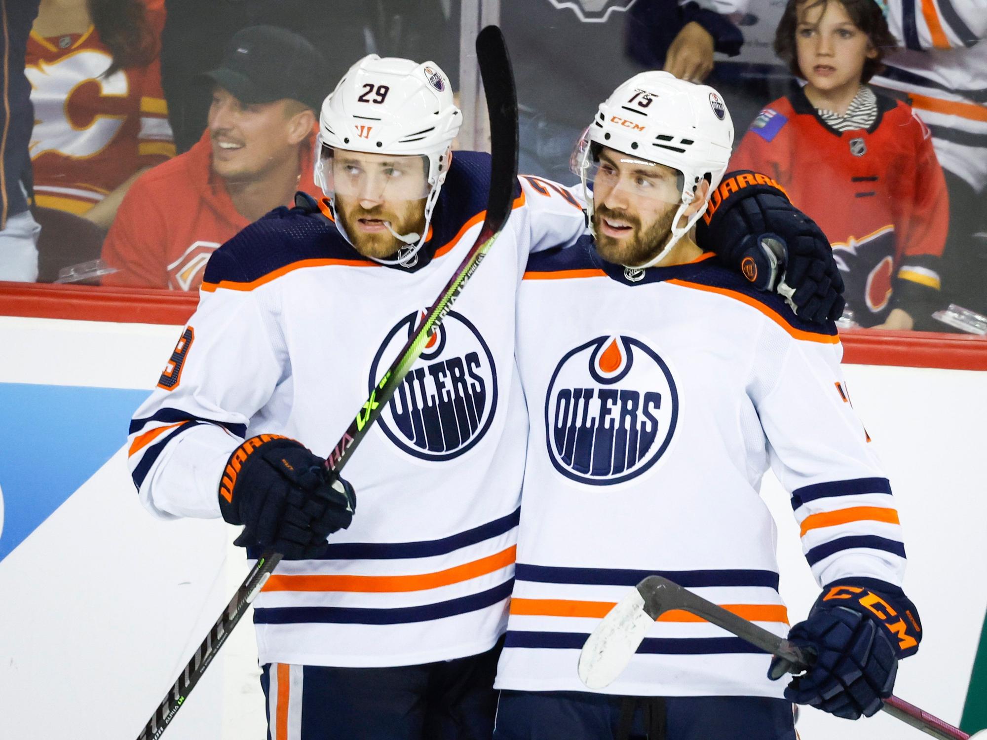 Leon Draisaitl (links) und Evan Bouchard jubeln.