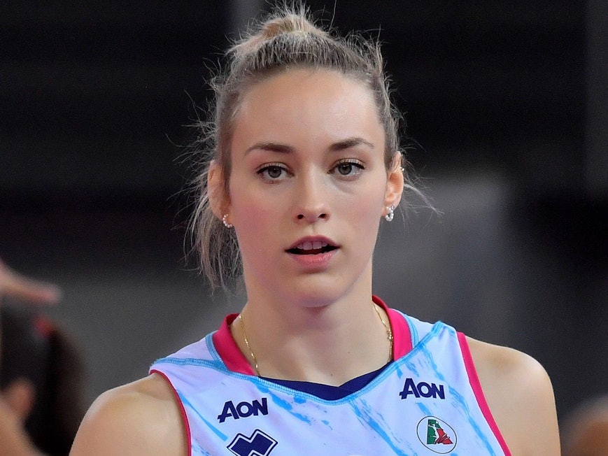 Louisa Lippmann blickt bei einem Volleyball-Spiel aufs Spielfeld. Jetzt wechselt sie zum Beachvolleyball.