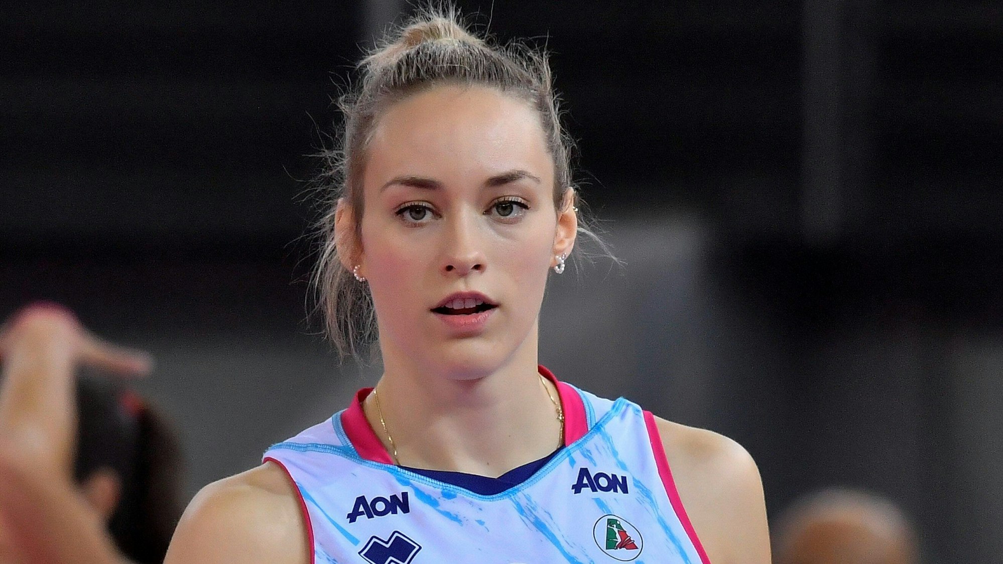 Louisa Lippmann blickt bei einem Volleyball-Spiel aufs Spielfeld. Jetzt wechselt sie zum Beachvolleyball.