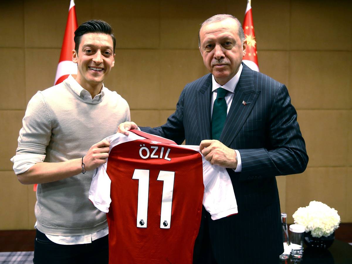 Recep Tayyip Erdogan, Staatspräsident der Türkei, hält zusammen mit Fußballspieler Mesut Özil vom englischen Premier-League-Verein FC Arsenal, ein Trikot von Özil.