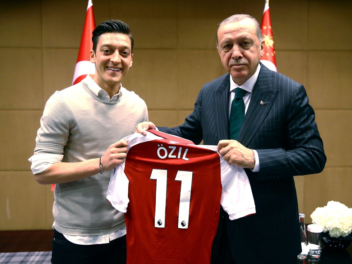 Recep Tayyip Erdogan, Staatspräsident der Türkei, hält zusammen mit Fußballspieler Mesut Özil vom englischen Premier-League-Verein FC Arsenal, ein Trikot von Özil.