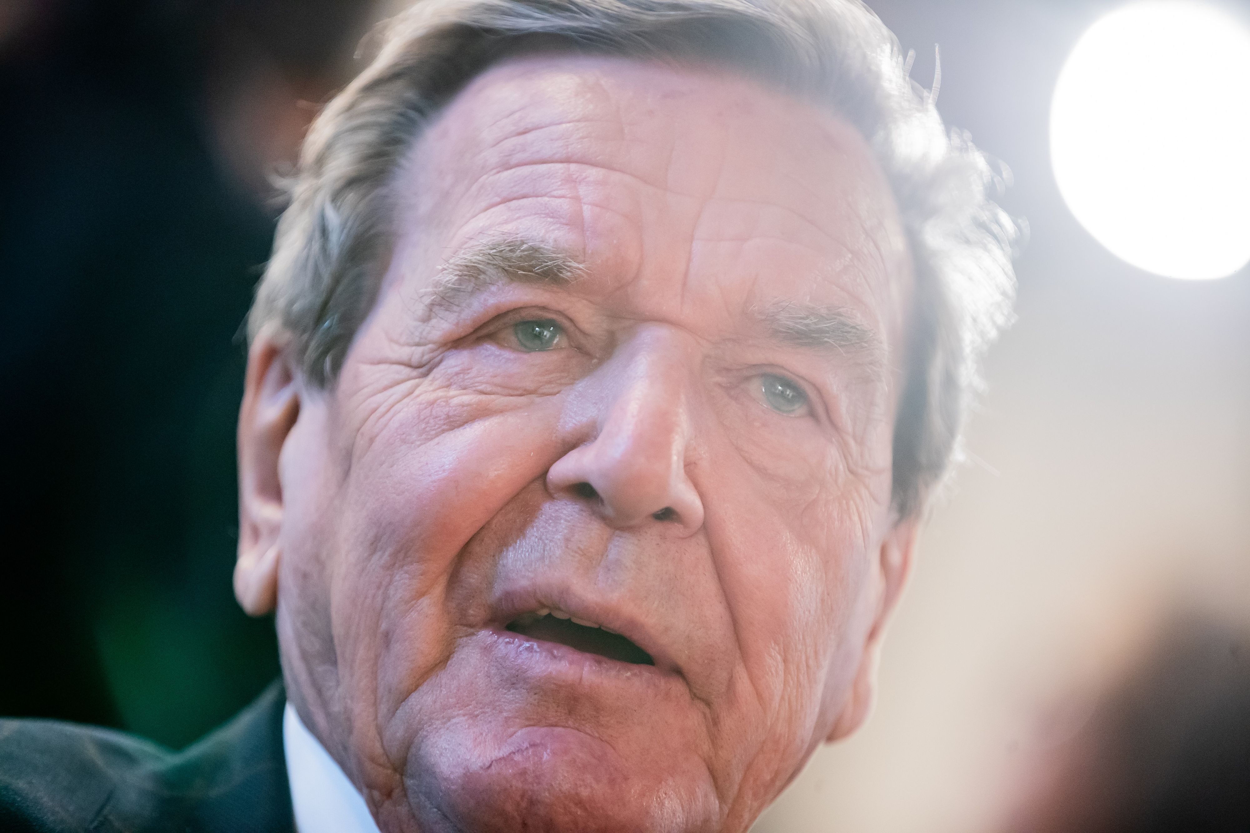 Gerhard Schröder (SPD), Bundeskanzler a.D., unterhält sich bei der Vorstellung der Biografie über Olaf Scholz, aufgenommen im Dezember 2021.