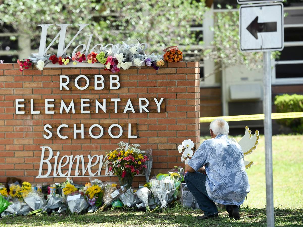 Ein Anwohner legt Blumen vor der Robb-Grundschule im Süden der Stadt ab.
