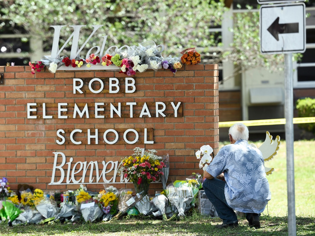 Ein Anwohner legt Blumen vor der Robb-Grundschule im Süden der Stadt ab.
