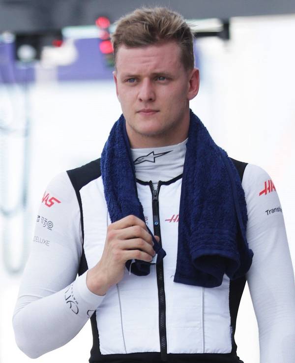 Mick Schumacher geht mit einem Handtuch über den Schultern durch die Boxengasse der Formel 1
