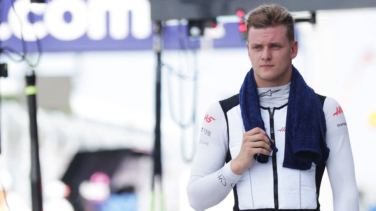 Mick Schumacher geht mit einem Handtuch über den Schultern durch die Boxengasse der Formel 1