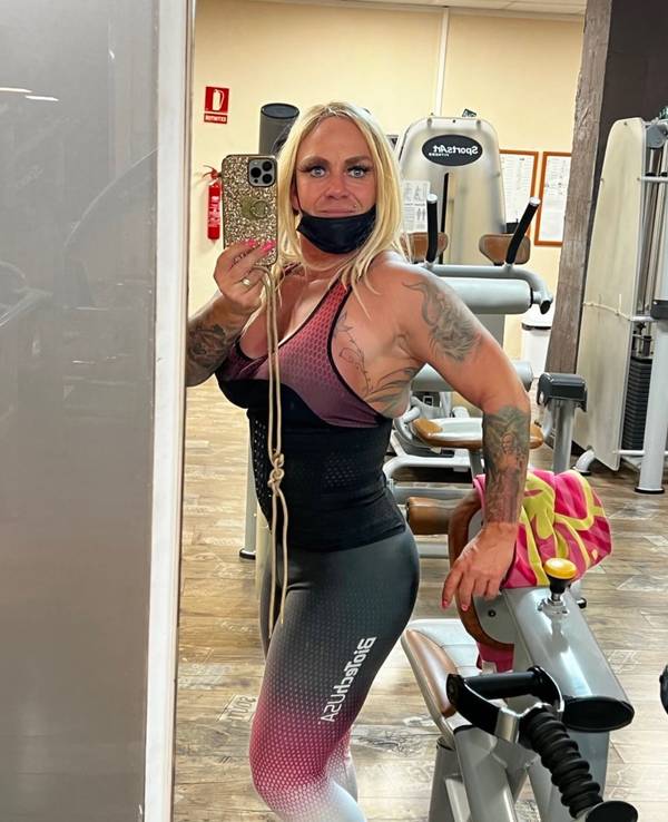 Caro Robens macht ein Selfie im Fitnessstudio.