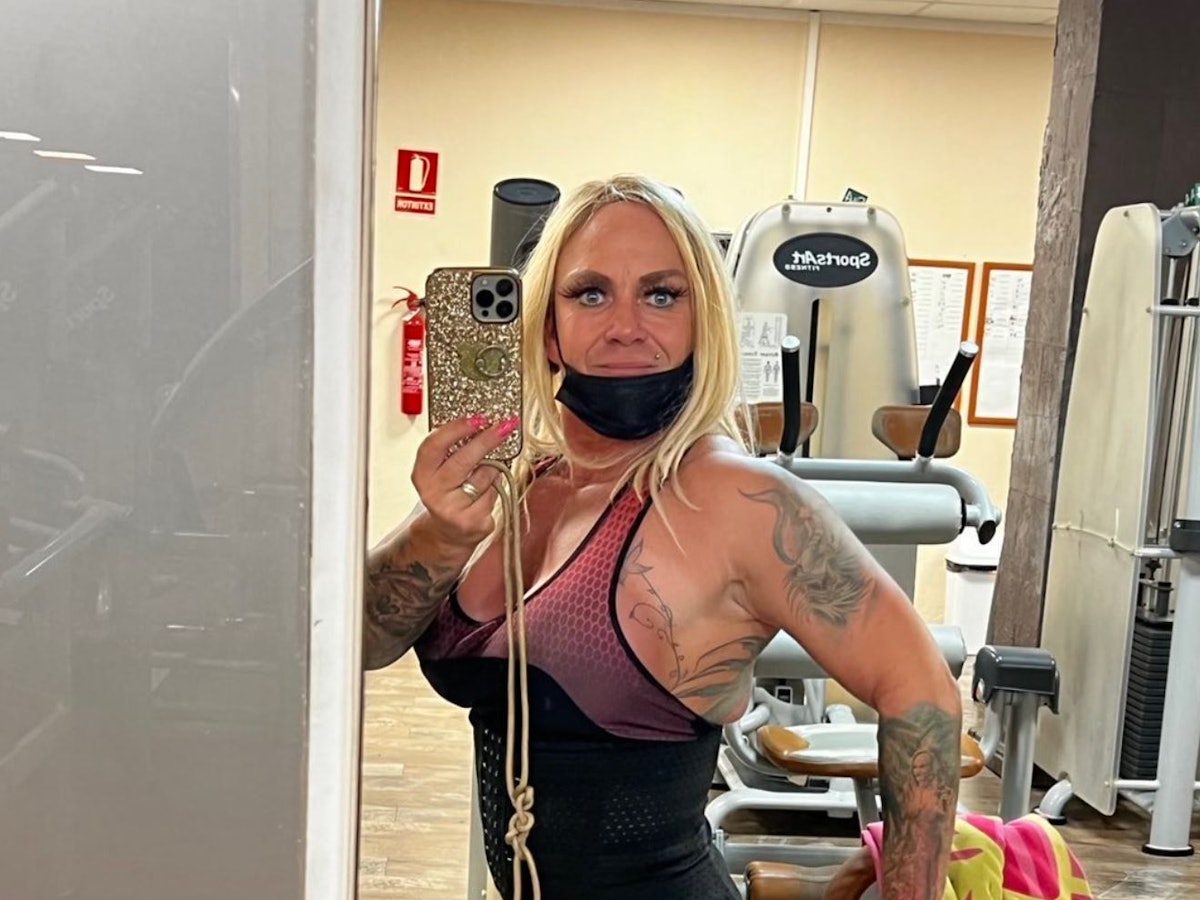 Caro Robens macht ein Selfie im Fitnessstudio.