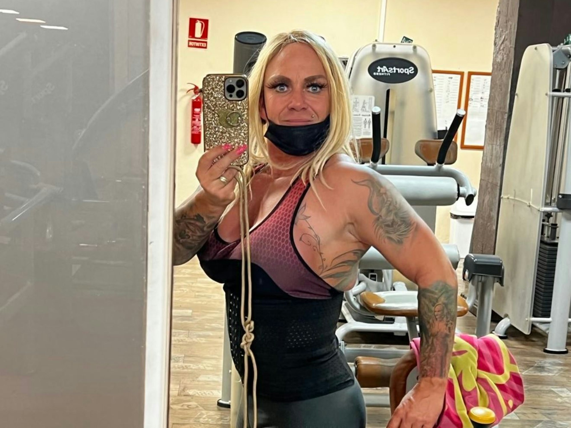 Caro Robens macht ein Selfie im Fitnessstudio.