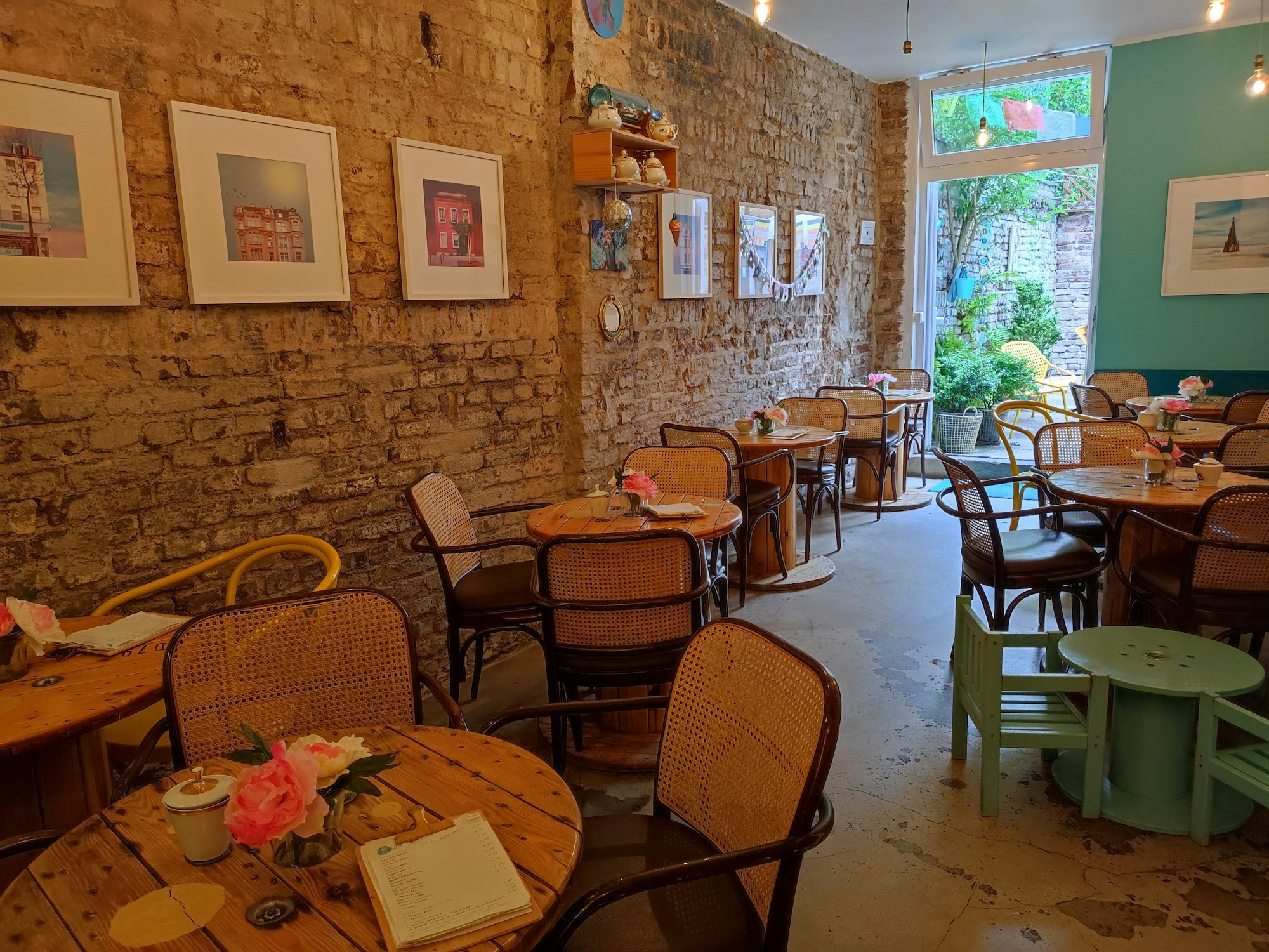 Der Innenraum der „Eisdielerin“ erzeugt mit rustikaler Ziegelsteinwand und Stühlen in Netz-Optik ein Urlaubsfeeling.