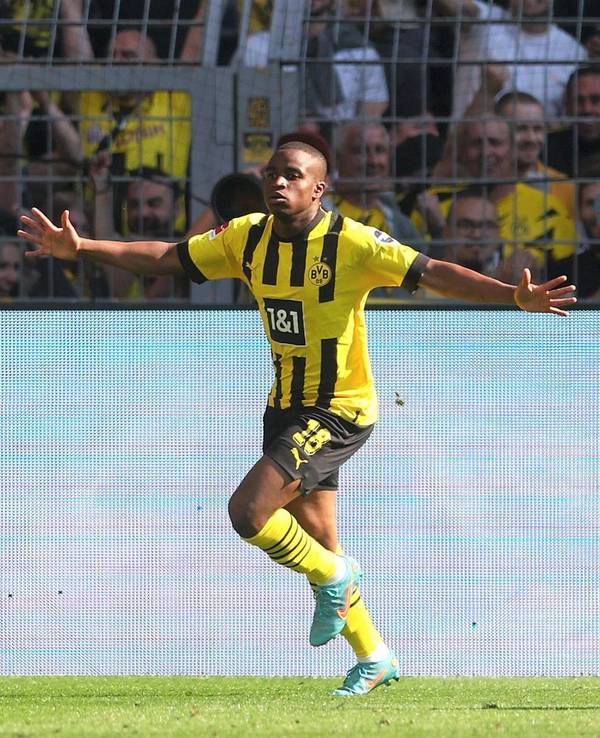 Youssoufa Moukoko jubelt über sein Tor für Borussia Dortmund gegen Hertha BSC