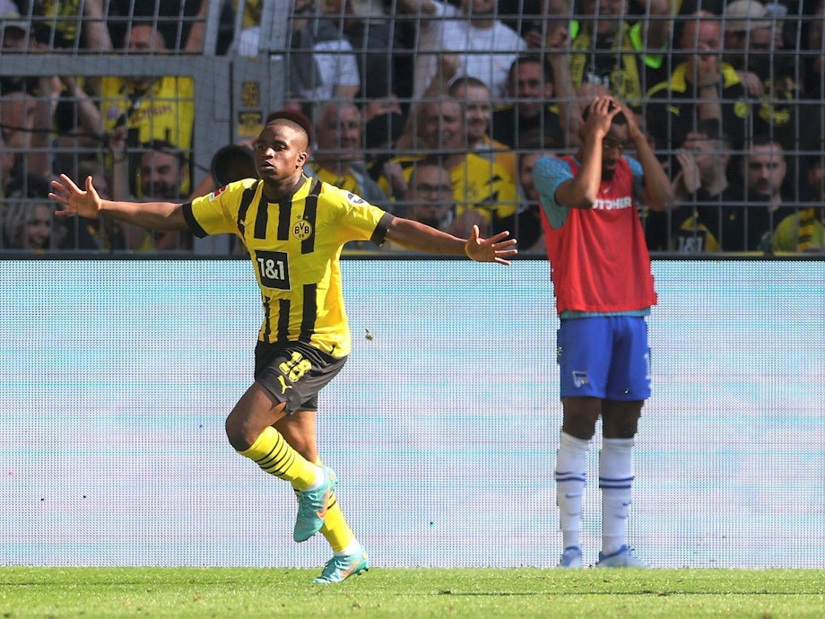 Youssoufa Moukoko jubelt über sein Tor für Borussia Dortmund gegen Hertha BSC