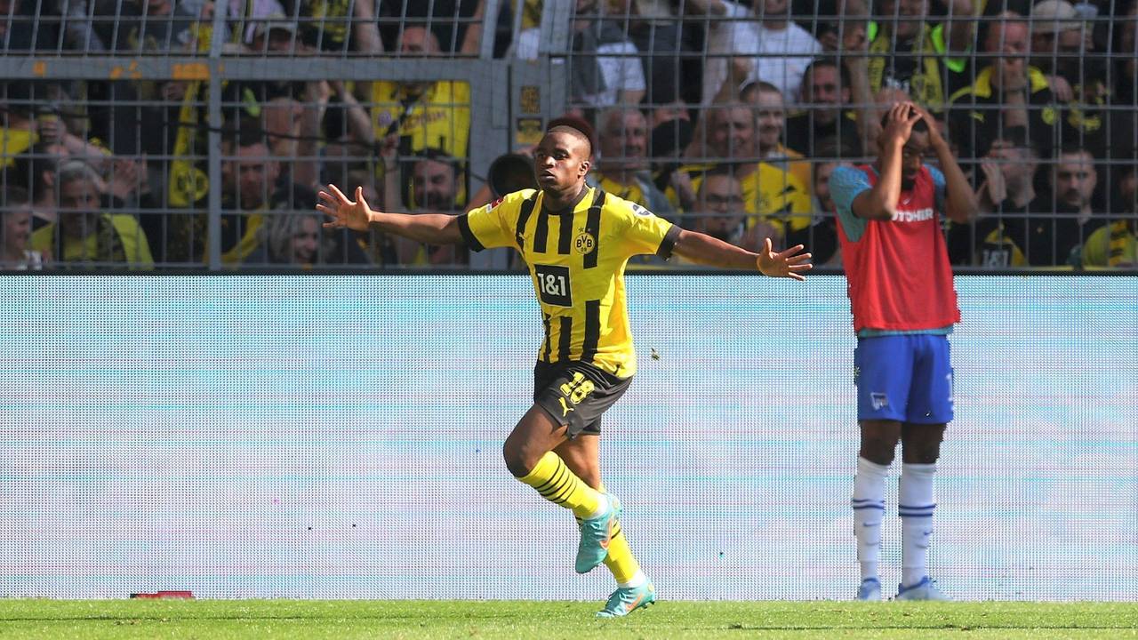 Youssoufa Moukoko jubelt über sein Tor für Borussia Dortmund gegen Hertha BSC