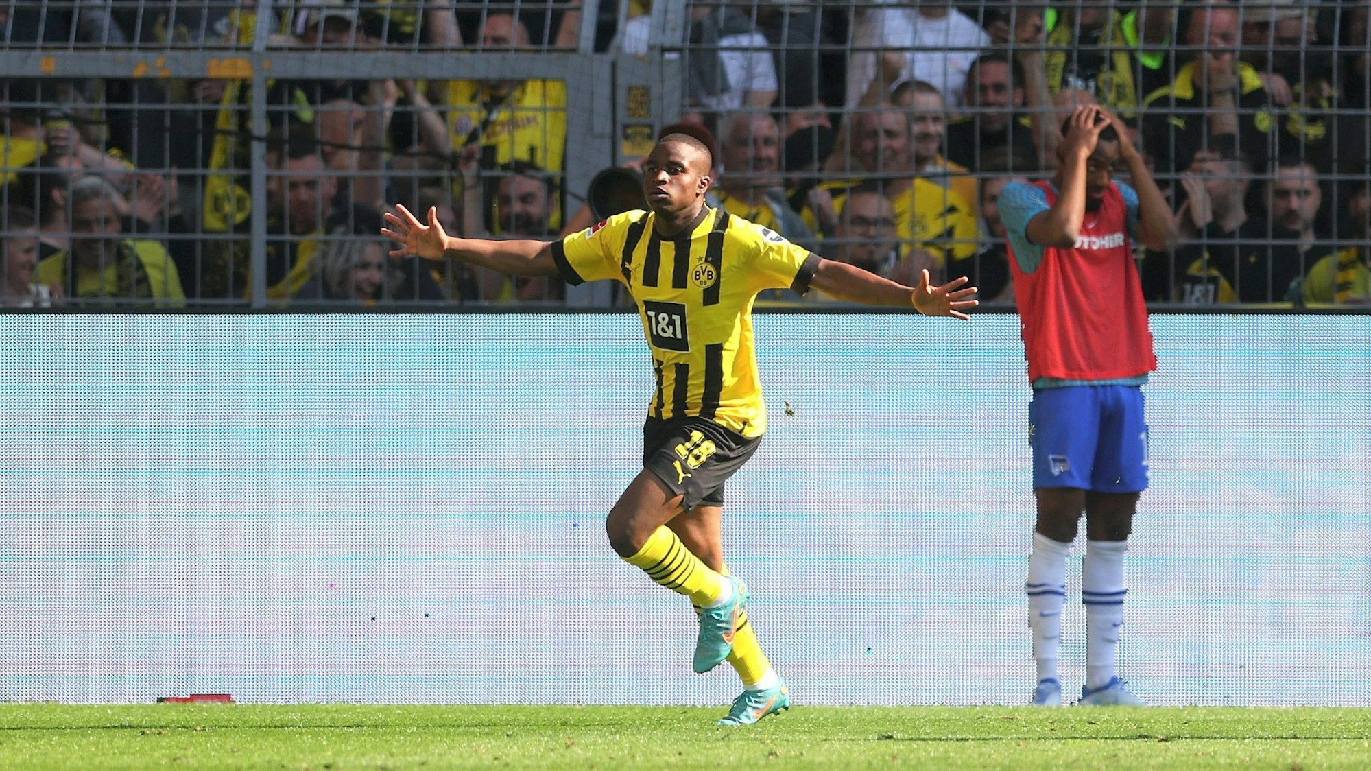 Youssoufa Moukoko jubelt über sein Tor für Borussia Dortmund gegen Hertha BSC