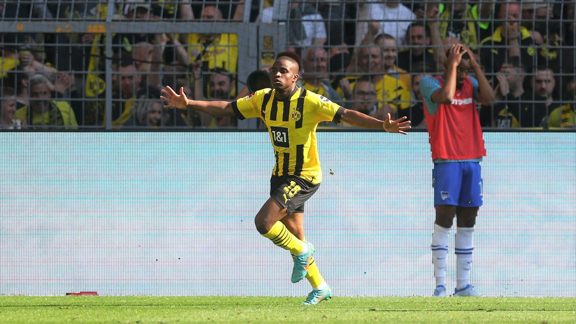 Youssoufa Moukoko jubelt über sein Tor für Borussia Dortmund gegen Hertha BSC