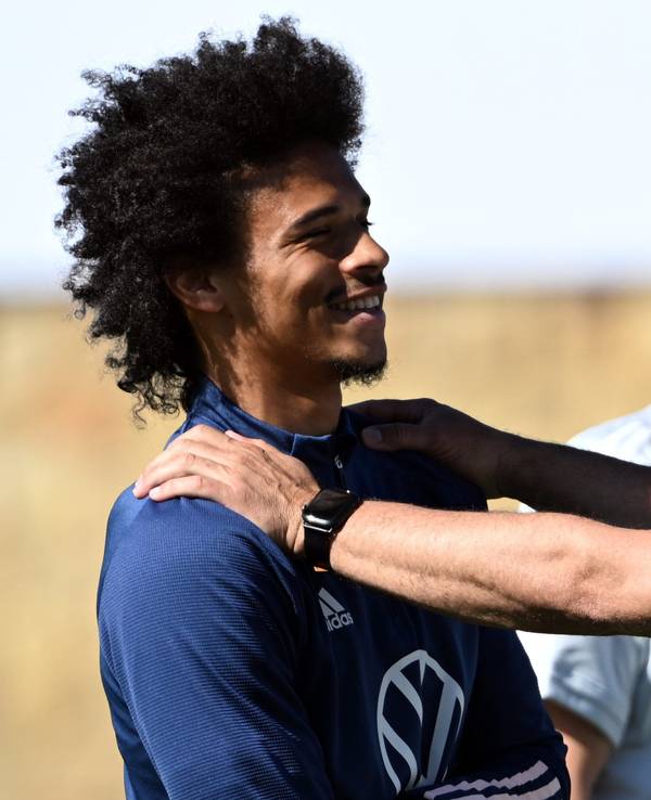 Bundestrainer Hansi Flick (l) spricht mit Leroy Sane während des Trainings.