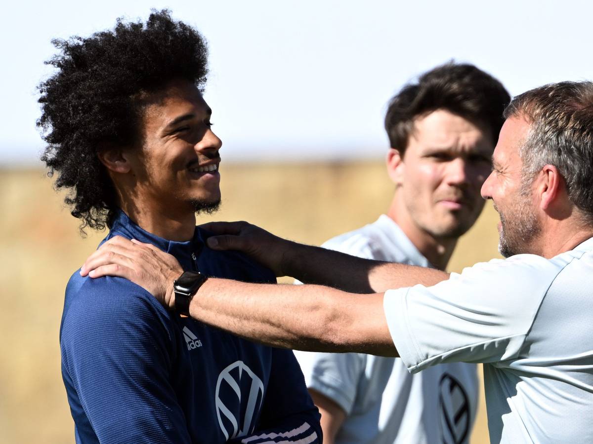 Bundestrainer Hansi Flick (l) spricht mit Leroy Sane während des Trainings.