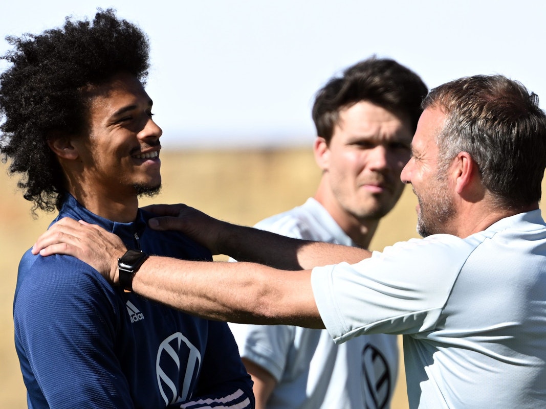 Bundestrainer Hansi Flick (l) spricht mit Leroy Sane während des Trainings.