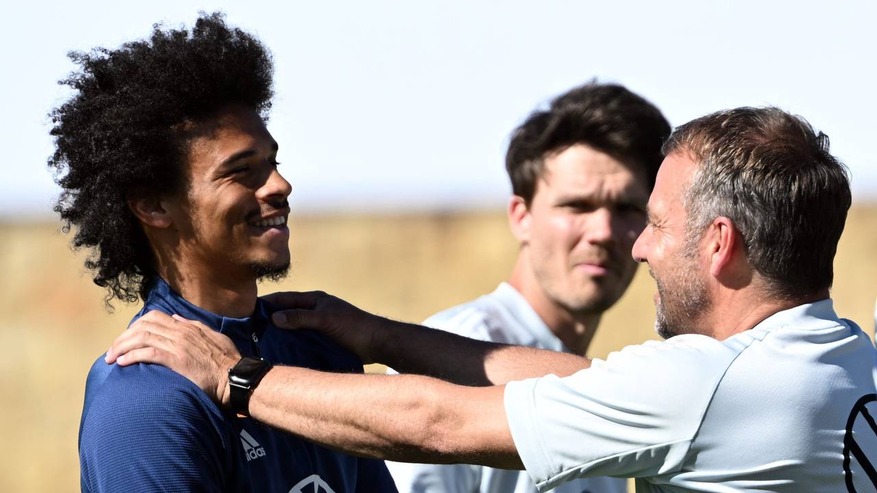 Bundestrainer Hansi Flick (l) spricht mit Leroy Sane während des Trainings.