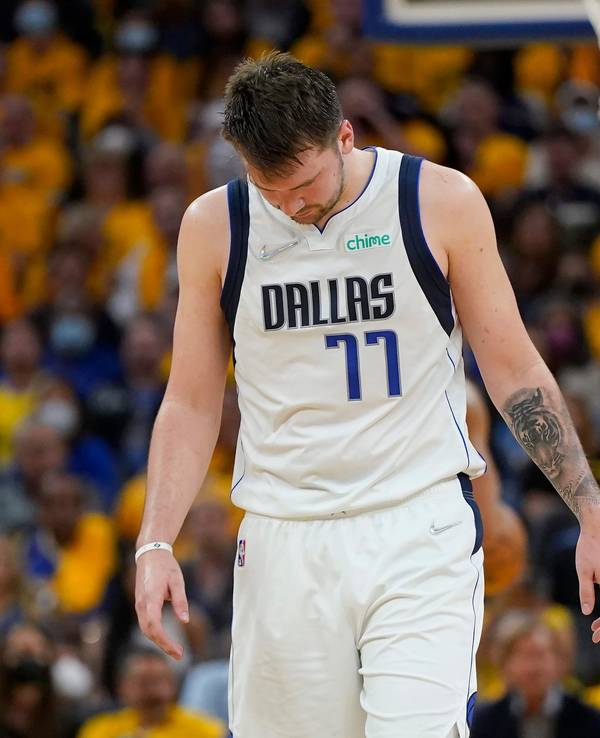 Luka Doncic lässt den Kopf hängen.