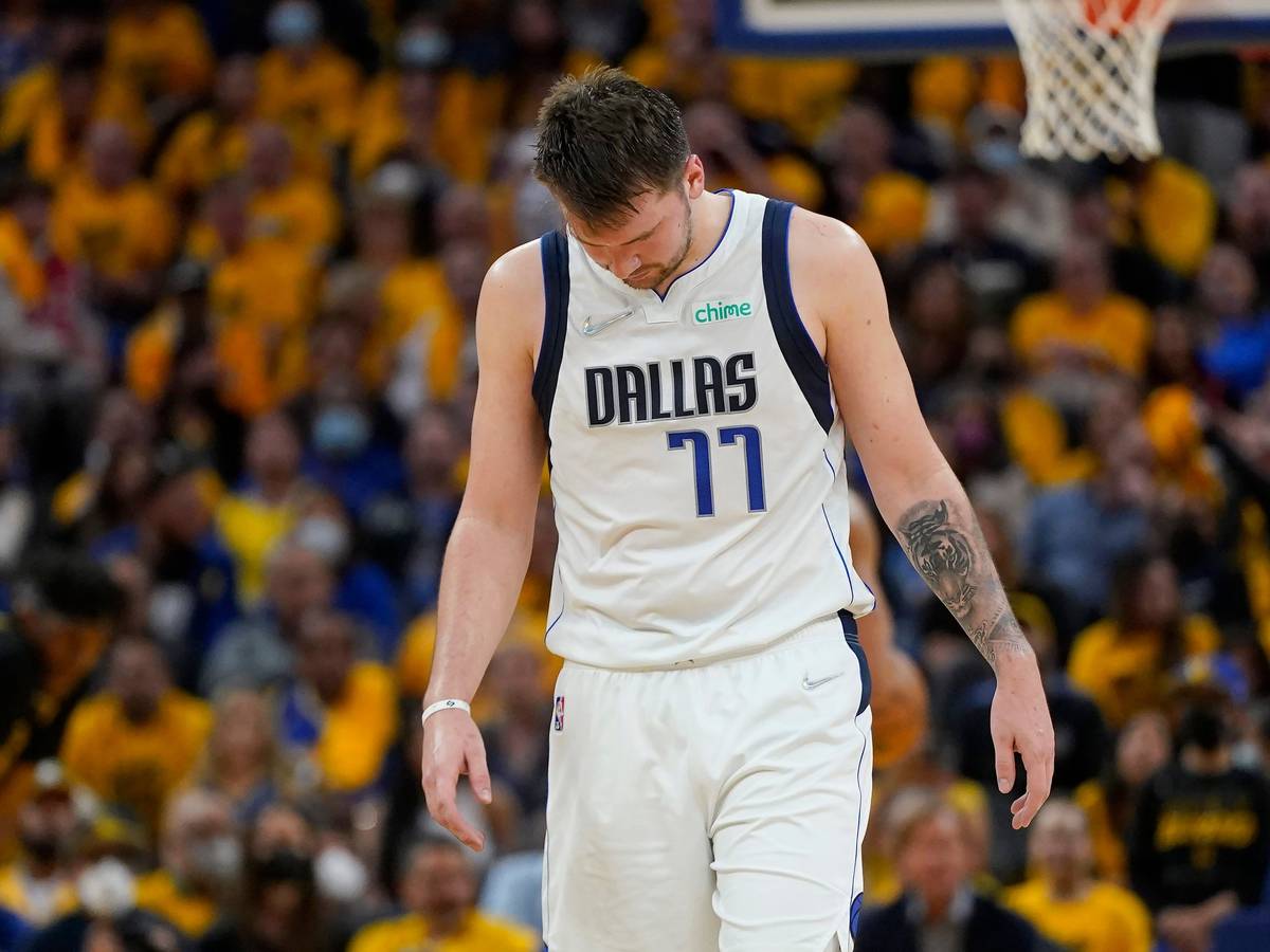 Luka Doncic lässt den Kopf hängen.