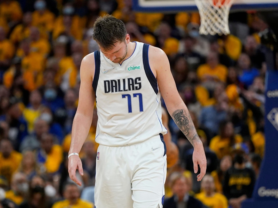 Luka Doncic lässt den Kopf hängen.