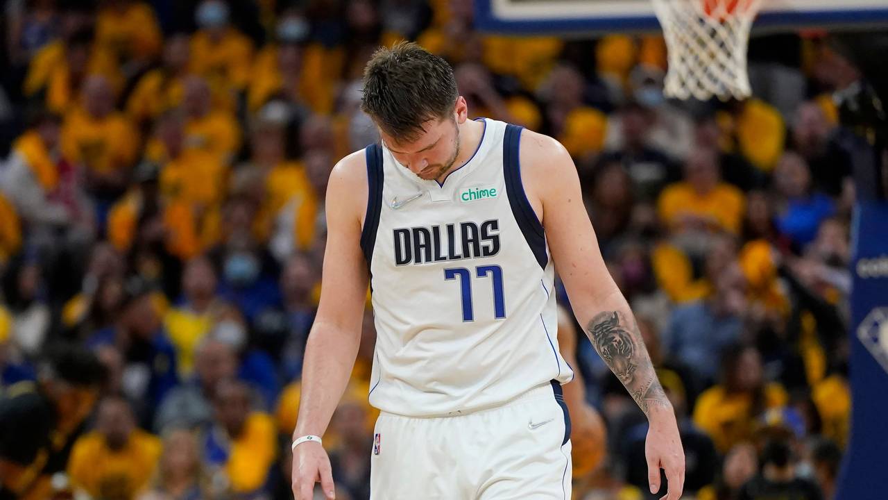Luka Doncic lässt den Kopf hängen.