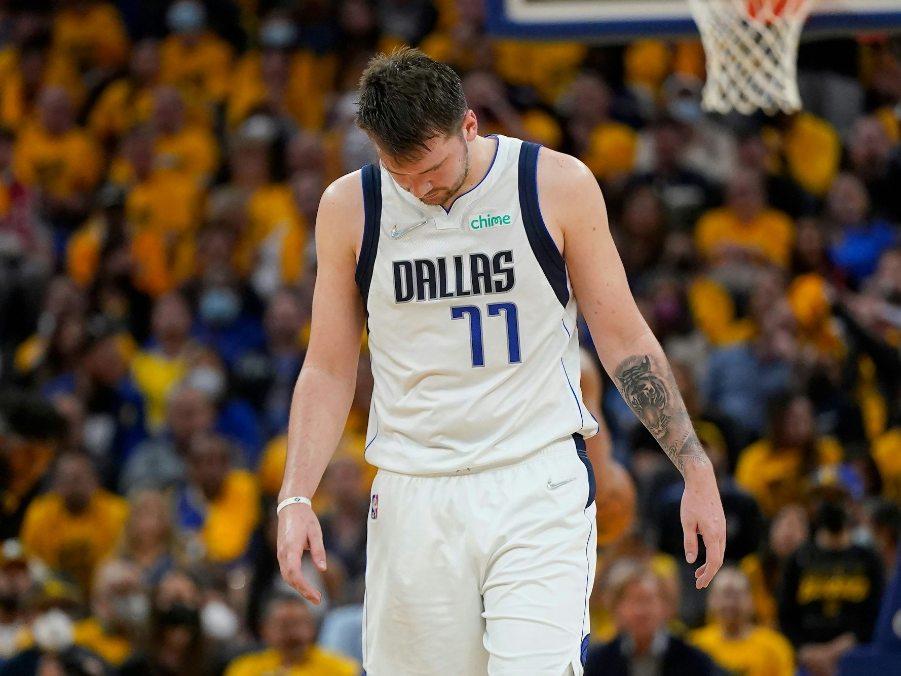 Luka Doncic lässt den Kopf hängen.