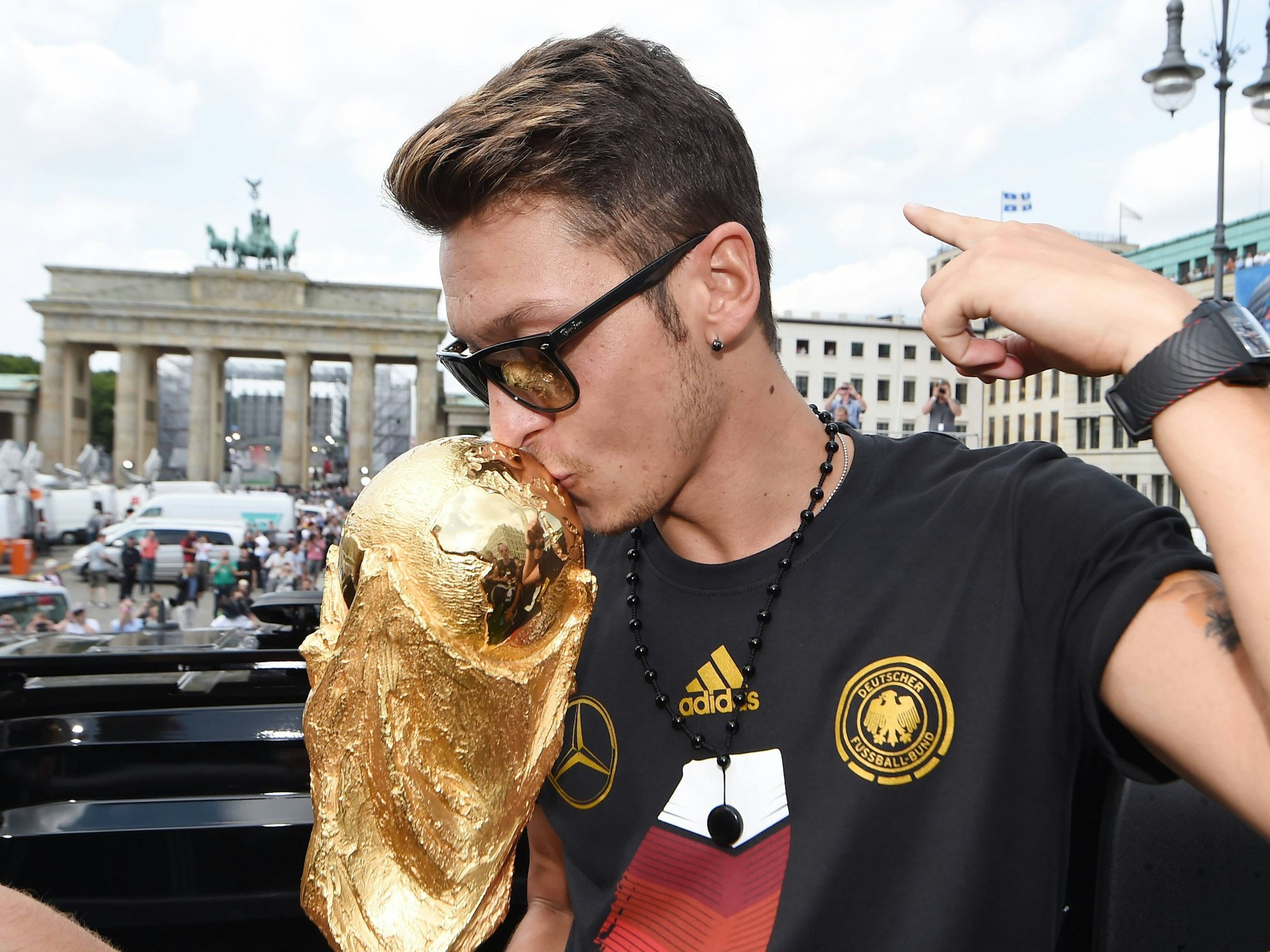 Mesut Özil mit dem WM-Pokal am Brandenburger Tor Empfang WM-Party Feier der deutschen Fußball-Nationalmannschaft auf die Fanmeile am Brandenburger Tor in Berlin-Fanmeile in Berlin Deutschland am 15. Juli 2014.