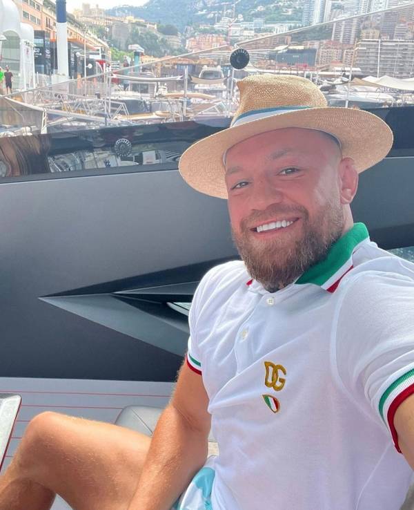 Conor McGregor sitzt auf seiner Yacht im Hafen von Monaco. Das Selfie postete er am 26. Mai 2022 auf seinen Instagram-Account @thenotoriousmma