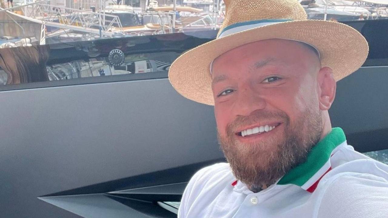 Conor McGregor sitzt auf seiner Yacht im Hafen von Monaco. Das Selfie postete er am 26. Mai 2022 auf seinen Instagram-Account @thenotoriousmma