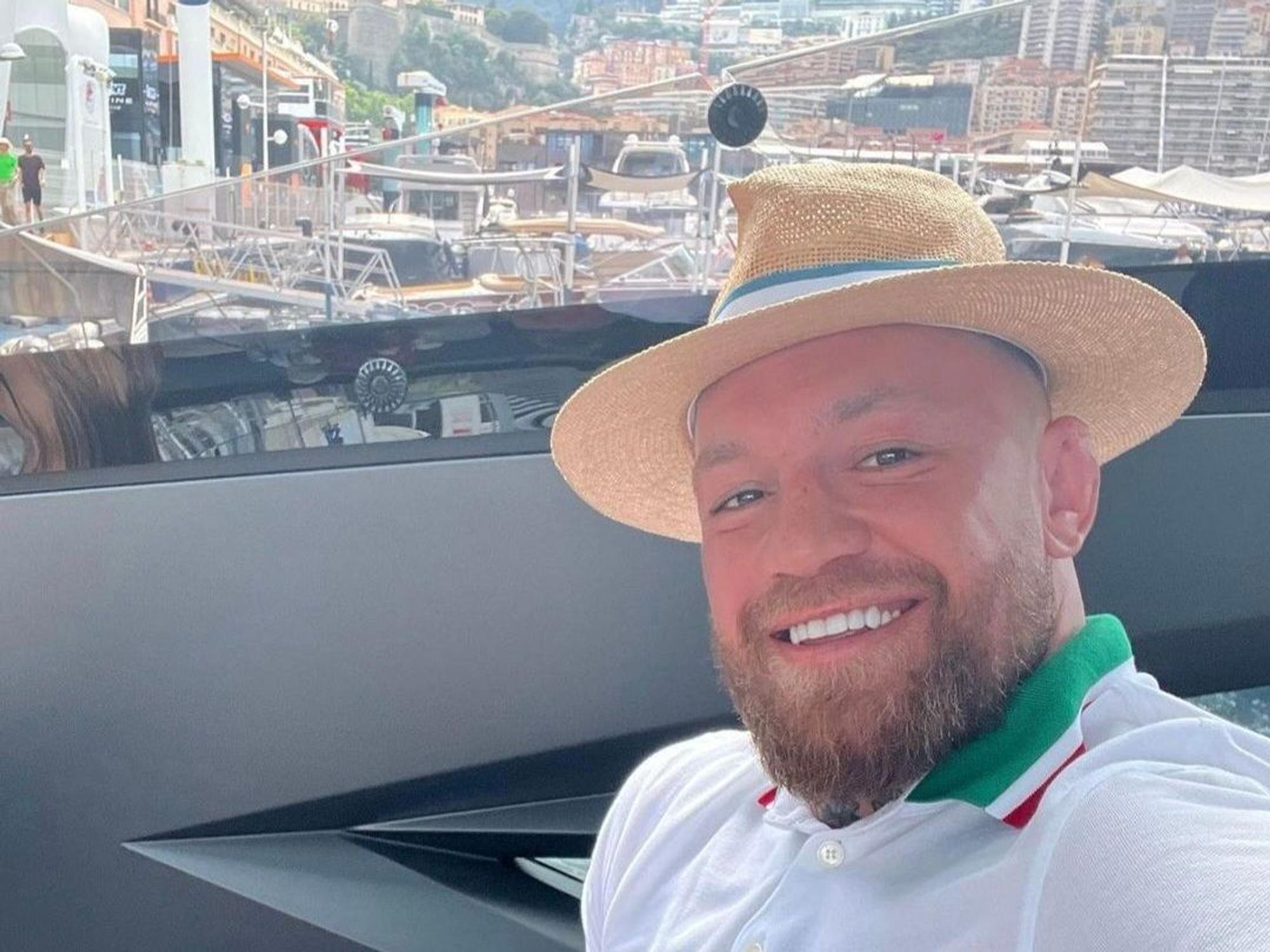 Conor McGregor sitzt auf seiner Yacht im Hafen von Monaco. Das Selfie postete er am 26. Mai 2022 auf seinen Instagram-Account @thenotoriousmma