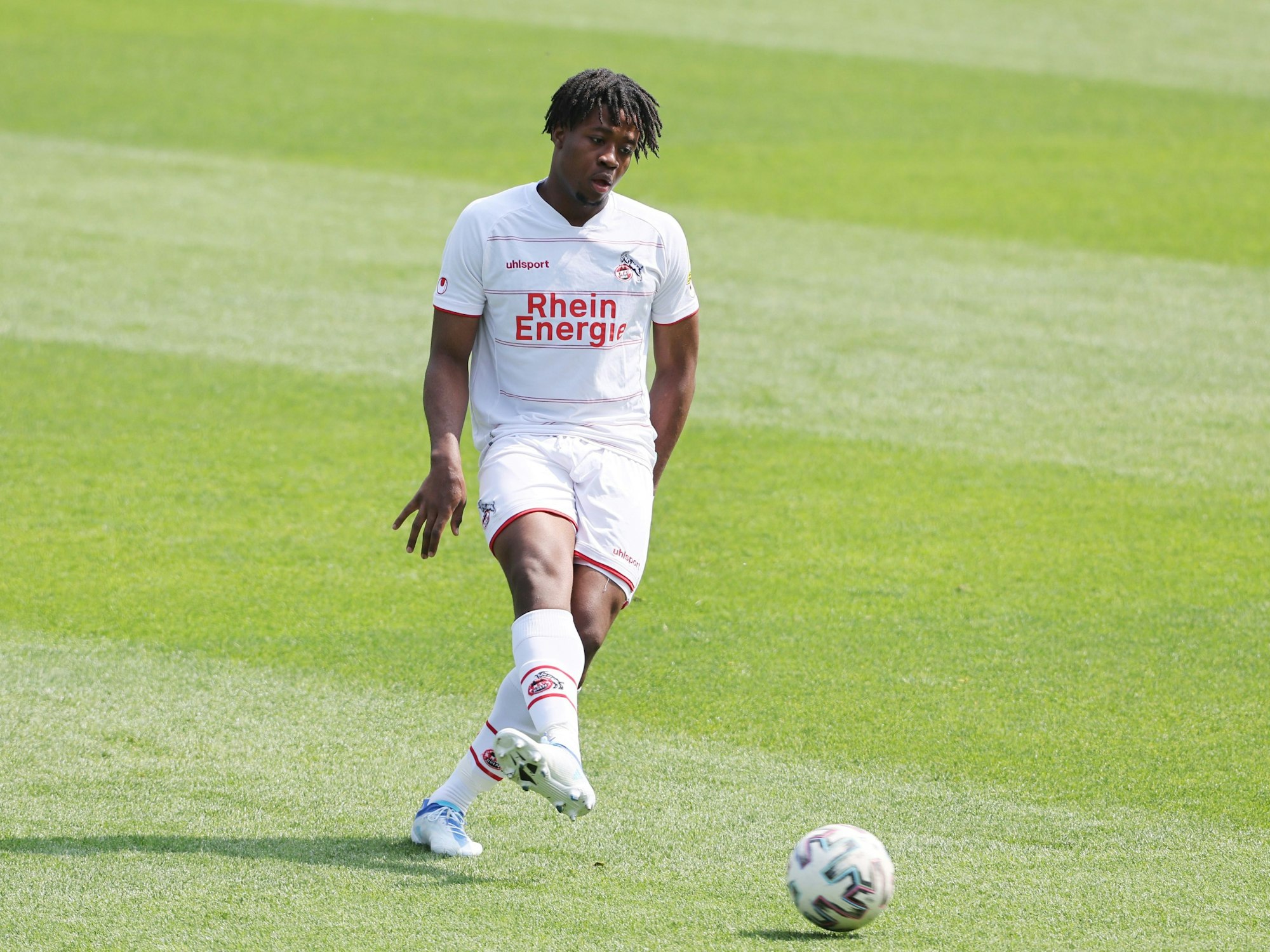 Bright Arrey-Mbi spielt einen Pass.